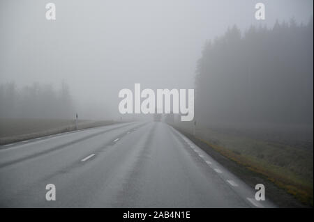 Scivoloso mattina la strada con scarsa wiew in novembre Foto Stock