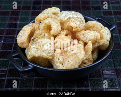 Cotenne di maiale noto anche come chicharron o chicharrons, fritte di pelle di maiale. Snack salato. Foto Stock