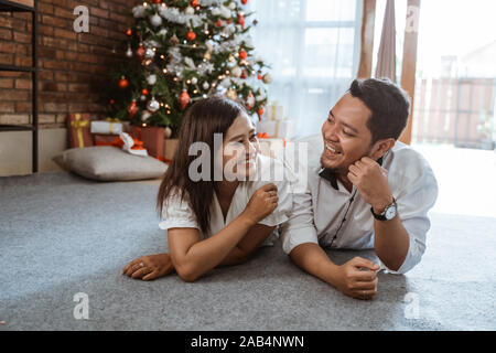 Coppia asiatica che stabilisce insieme Foto Stock