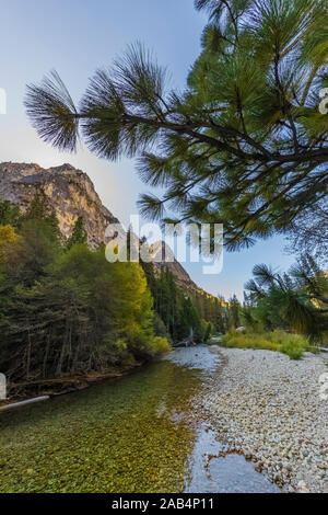 Vista da John Muir Rock, dove John Muir utilizzata per dare i colloqui, nel Cedar Grove area lungo il Fiume dei Re nel Kings Canyon National Park, California, Stati Uniti d'America Foto Stock