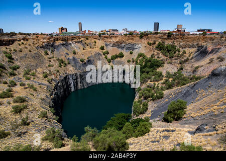 Ex miniera di diamanti del 'Big Hole', ora museo a Kimberley in Sud Africa Foto Stock