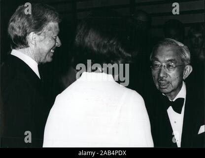 Giugno 25, 1979 - Tokyo, Giappone - imperatore HIROHITO, destra saluta U.S. Il presidente Jimmy Carter e sua moglie prima Signora Rosalynn Carter prima di un banchetto di stato in onore del Presidente degli Stati Uniti presso il Palazzo Imperiale di lunedì sera. Carter è in Giappone a partire dal mese di giugno 25-29 per soddisfare con leader giapponesi e frequentare il Vertice economico incontro. (Credito Immagine: © Keystone Press Agency/Keystone USA via ZUMAPRESS.com) Foto Stock