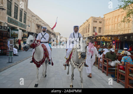 Cavalli arabi nel Souq Waqif, Doha, Qatar Foto Stock