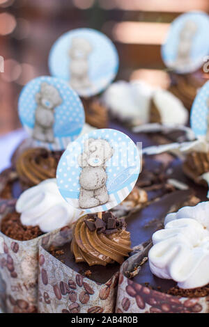 Festosa messa in tavola per i bambini. Decorazioni per le feste dei bambini. Orsacchiotto di peluche che serve di stile. Torta Foto Stock