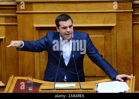 Atene, Grecia. 25 Nov, 2019. Alexis Tsipras, presidente di Syriza e il leader dell opposizione, durante il suo discorso in Parlamento ellenica. (Foto di Dimitrios Karvountzis/Pacific Stampa) Credito: Pacific Press Agency/Alamy Live News Foto Stock