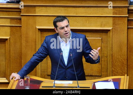 Atene, Grecia. 25 Nov, 2019. Alexis Tsipras, presidente di Syriza e il leader dell opposizione, durante il suo discorso in Parlamento ellenica. (Foto di Dimitrios Karvountzis/Pacific Stampa) Credito: Pacific Press Agency/Alamy Live News Foto Stock