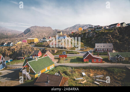 Colorata little città artica Sisimiut in Groenlandia,Qeqqata comune, aka Holsteinsborg . La seconda città più grande della Groenlandia. Panoramica della zona di porta Foto Stock