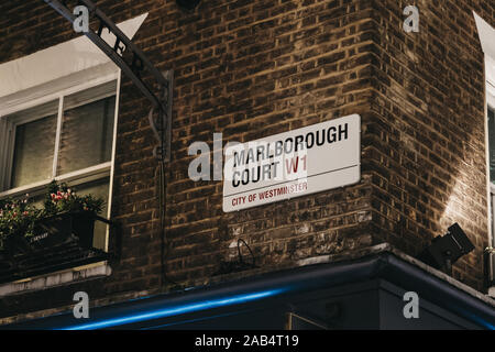 London, Regno Unito - 17 Novembre 2019: il nome della strada segno su una parete in Corte di Marlborough, City of Westminster, un quartiere che occupa gran parte della zona centrale Foto Stock