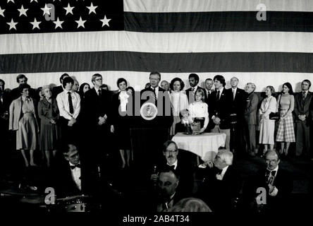 Nov. 4, 1980 - Washington, DC, Stati Uniti d'America - il presidente Jimmy Carter, centro si erge di fronte a un gigante bandiera americana, circondato da membri della sua famiglia, compresi moglie Rosalynn Carter (dietro il Presidente a destra), figlia AMY CARTER (seconda a destra), concedere sconfiggere prima campagna lavoratori e membri del gabinetto (fondo) qui a Washington. Regan ha vinto le elezioni in una frana e i repubblicani hanno fatto grandi guadagni negli Stati Uniti Il Senato e la Camera dei Rappresentanti con eventuale controllo del senato. Con alcuni stati troppo vicino alla chiamata, Reagan è leader con oltre 450 voti elettorali. JESSE JACKSON sta Foto Stock