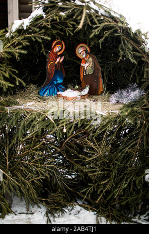 Presepe rappresentato con le statuette di Maria e Giuseppe e il Bambino Gesù. Close up. Foto Stock