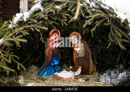 Presepe rappresentato con le statuette di Maria e Giuseppe e il Bambino Gesù. Close up. Foto Stock