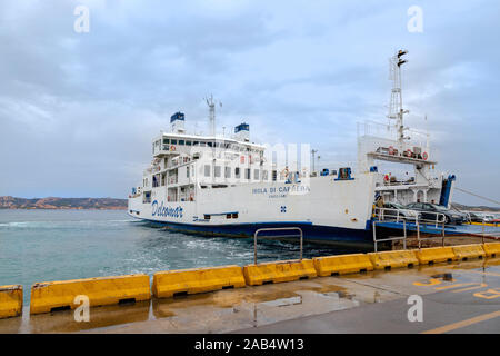 Traghetto per auto Isola di Caprera arrivando all'Isola della Maddalena, Arcipelago de La Maddalena in Sardegna, Italia. Foto Stock