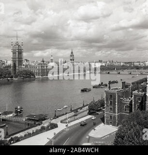 Degli anni Cinquanta, storico vista da Lambeth Palace sul lato sud della città attraverso il fiume Tamigi che mostra il Palazzo di Westminster, la Casa del Parlamento, la casa del governo del Regno Unito, Londra, Inghilterra, Regno Unito. Foto Stock