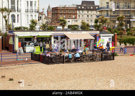 Hotel sul lungomare e il molo con più inguine sulla spiaggia di Eastbourne, visto qui su un nuvoloso giorno nel maggio 2019. Foto Stock