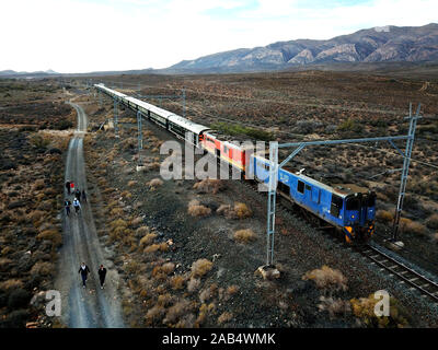 Il Rovos Rail treno di lusso che viaggiano tra Cape Town e Pretoria in Sud Africa nel Karoo città di stazione Matjiesfontein orgoglio dell'Africa bea Foto Stock