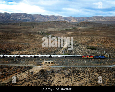 Il Rovos Rail treno di lusso che viaggiano tra Cape Town e Pretoria in Sud Africa nel Karoo città di stazione Matjiesfontein orgoglio dell'Africa bea Foto Stock