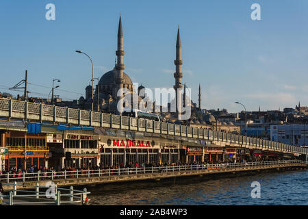 ISTANBUL, Turchia - 11 Aprile 2014: il Ponte Galata su Golden Horn. Ristoranti di pesce e negozi al primo piano. Foto Stock