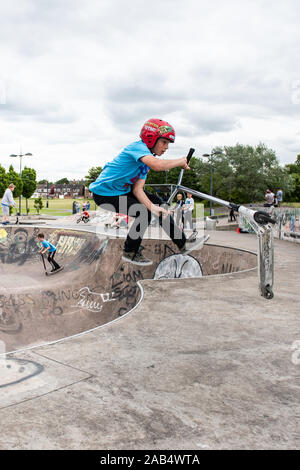 Scooteristi eseguire in un concorso professionale al Hanley, Stoke on Trent Skatepark cercando di vincere eseguendo la più difficile e migliori trucchi Foto Stock