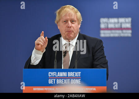 Il primo ministro Boris Johnson al lancio del partito conservatore Welsh manifesto in Wrexham mentre sulla campagna elettorale trail. Foto Stock