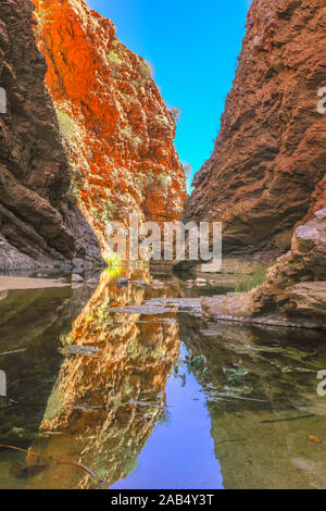 Simpsons Gap e permanente di waterhole riflette le scogliere in West MacDonnell Ranges, Territorio del Nord vicino a Alice Springs il Larapinta Trail nel Foto Stock