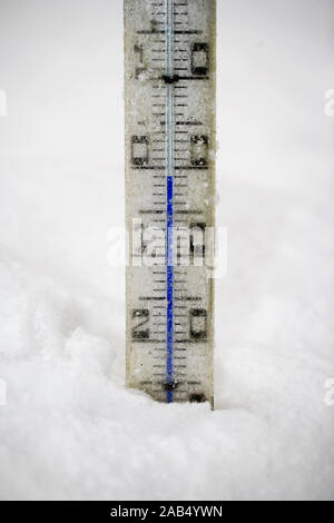 Un termometro nella neve Foto Stock