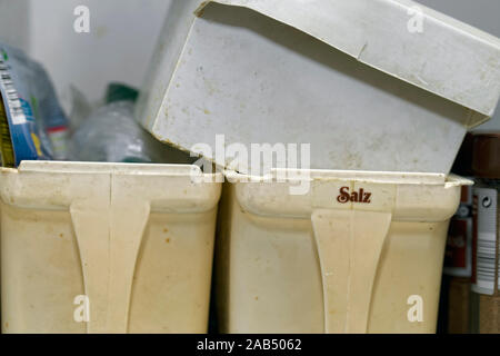 Caos all'interno di un mobile da cucina Foto Stock