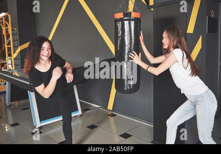 Ritratto di divertente Boxer vestiti in jeans e magliette in un centro di giochi per computer. Foto Stock