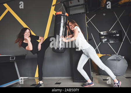 Ritratto di divertente Boxer vestiti in jeans e magliette in un centro di giochi per computer. Foto Stock