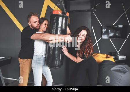 Ritratto di divertente Boxer vestiti in jeans e magliette in un centro di giochi per computer. Foto Stock