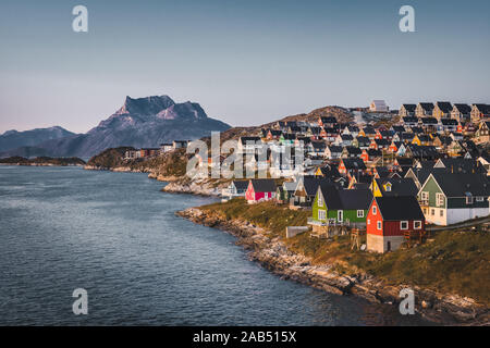 Nuuk capitale della Groenlandia con belle piccole case colorate in myggedalen durante il tramonto Sunrise mezzanotte Sun. Sermitsiaq Mountain in background Foto Stock