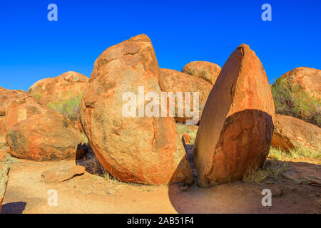 Due naturalmente suddiviso in boulder Karlu Karlu, Territorio del Nord, l'Australia. Devils Marmi Conservation Reserve sono uno di Australia più famosi Foto Stock