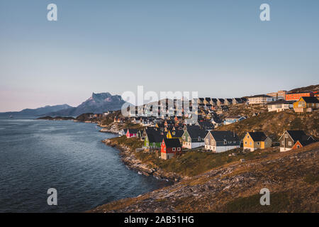 Nuuk capitale della Groenlandia con belle piccole case colorate in myggedalen durante il tramonto Sunrise mezzanotte Sun. Sermitsiaq Mountain in background Foto Stock