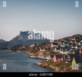 Nuuk capitale della Groenlandia con belle piccole case colorate in myggedalen durante il tramonto Sunrise mezzanotte Sun. Sermitsiaq Mountain in background Foto Stock