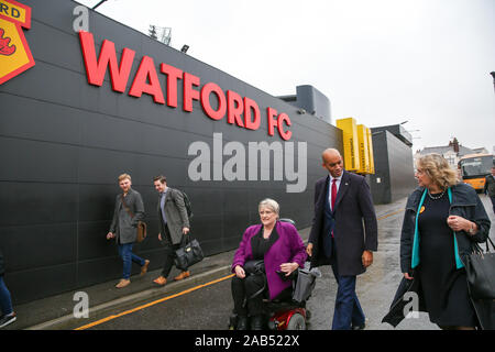 Watford Football Club, Watford, Regno Unito. 25 Nov, 2019. Gruppo del Partito europeo dei liberali democratici portavoce per gli Affari Esteri e candidato della città di Londra e Westminster, Chuka Umunna e il gruppo del Partito europeo dei liberali democratici di presidente del partito, Sal Brinton arriva a Watford Football Club dove Chuka Umunna parlerà il gruppo del Partito europeo dei liberali democratici la politica estera davanti al leader della NATO Conferenza. Il liberale DemocratsÕ commettere alla spesa del 2 per cento del Prodotto Interno Lordo (PIL) onÊdefense, come ordinato dalla NATO. Credito: Dinendra Haria/Alamy Live News Foto Stock