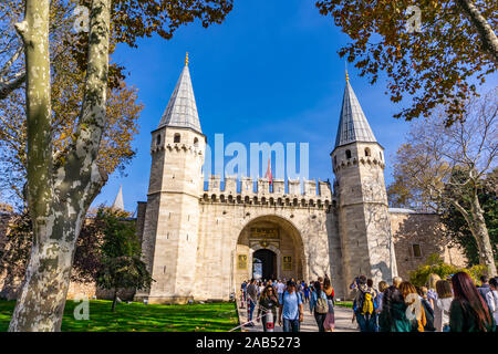 ISTANBUL, Turchia - 10 novembre 2019: le persone non identificate al cancello della formula di saluto presso il Palazzo di Topkapi ad Istanbul in Turchia. Nel XV secolo, il palazzo di Topkapi Pa Foto Stock