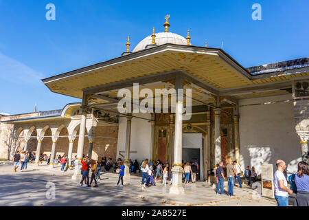 ISTANBUL, Turchia - 10 novembre 2019: le persone non identificate da gate di Felicity presso il Palazzo di Topkapi ad Istanbul in Turchia. Nel XV secolo, il palazzo di Topkapi Pala Foto Stock