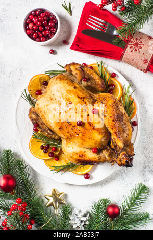 Chrismas il pollo al forno con mirtillo rosso, arancio e rosmarino. Gastronomia natalizia. Foto Stock