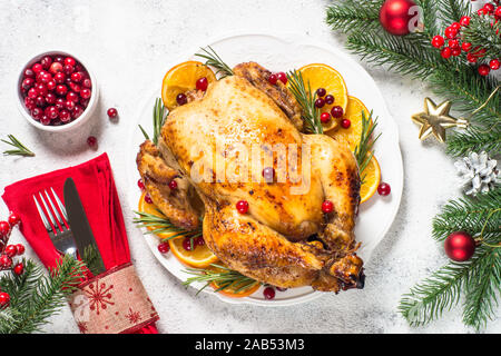 Chrismas il pollo al forno con mirtillo rosso, arancio e rosmarino. Gastronomia natalizia. Foto Stock