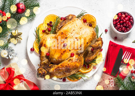 Chrismas il pollo al forno con mirtillo rosso, arancio e rosmarino. Gastronomia natalizia. Foto Stock