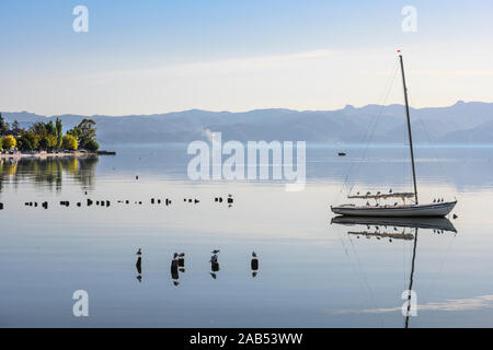 Guardando attraverso il lago di Ohrid da Peshtani nel nord della Macedonia, con l'Albania in distanza, Nord Macedonia, l'Europa. Foto Stock