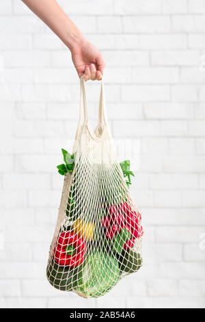 Cotone Eco shopping bag con fresco e pulire le verdure nella donna la mano Foto Stock