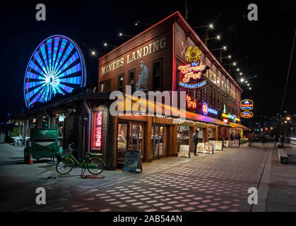 Seattle, Washington, Stati Uniti d'America - 21 novembre 2019 minatori lo sbarco e la grande ruota lungo Seattle Waterfront al Molo 57. Foto Stock