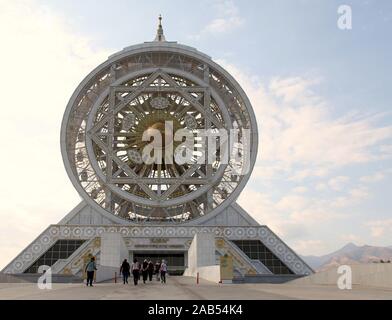 I turisti a Alem centro culturale e di intrattenimento ad Ashgabat Foto Stock