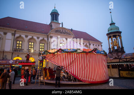 Magdeburg, Germania. 25 Nov, 2019. Un lavoratore si prepara la sua cavalcata per l'apertura del mercato di Natale. Questo aveva aperto nel tardo pomeriggio e durerà fino al 30 dicembre 2019. Credito: Klaus-Dietmar Gabbert/dpa-Zentralbild/dpa/Alamy Live News Foto Stock