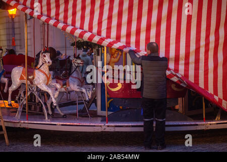 Magdeburg, Germania. 25 Nov, 2019. Un lavoratore si prepara la sua cavalcata per l'apertura del mercato di Natale. Questo aveva aperto nel tardo pomeriggio e durerà fino al 30 dicembre 2019. Credito: Klaus-Dietmar Gabbert/dpa-Zentralbild/dpa/Alamy Live News Foto Stock