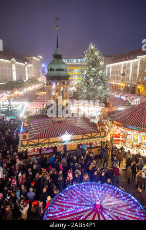 Magdeburg, Germania. 25 Nov, 2019. Centinaia di visitatori a piedi attraverso il festively accesa Magdeburg mercatino di Natale. Questo aveva aperto nel tardo pomeriggio e durerà fino al 30 dicembre 2019. Credito: Klaus-Dietmar Gabbert/dpa-Zentralbild/dpa/Alamy Live News Foto Stock