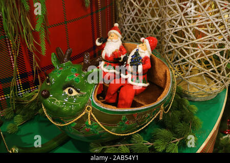 Bambole in ceramica di Babbo Natale e renne per la decorazione di Natale Foto Stock