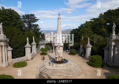 Scalinata del Santuario di Nostra Signora dei Rimedi, Lamego, Portogallo. A volte è denominato "la scala verso il cielo". Foto Stock