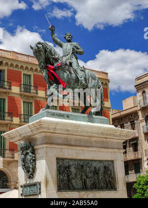 Reus/Spagna; 23 maggio 2015: la statua equestre del generale Joan Prim (scultore Luis Puiggener), Reus, Spagna Foto Stock