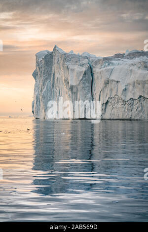 Iceberg al tramonto. Natura e paesaggi della Groenlandia. Baia di Disko. Groenlandia occidentale. In estate il sole di mezzanotte e iceberg. Big Blue Ice in icebergs. Interessati Foto Stock